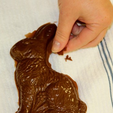 removing excess chocolate from bunny